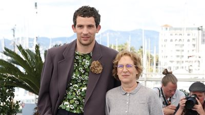 جلسة تصوير لطاقم عمل فيلم The Mastermind في مهرجان كان السينمائي