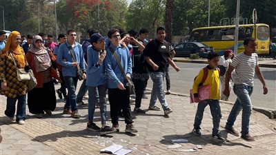 طلاب ثانية ثانوي: امتحان الرياضيات سهل للي مذاكر والكود اتأخر ساعة (فيديو) 