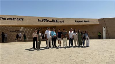 رائد الأعمال روبيرت هيرجافيك من برنامج Shark Tank وفريق عمله يزورون أهرامات الجيزة 