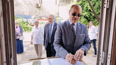 مدير تعليم الإسكندرية يتابع امتحانات صفوف النقل (صور)