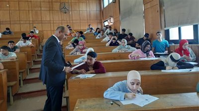 رئيس جامعة دمنهور يتفقد سير الامتحانات بالكليات التابعة (صور)