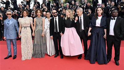 لجنة تحكيم الدورة 78 علي السجادة الحمراء لحفل ختام مهرجان كان (فيديو)