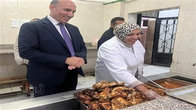 نائب رئيس جامعة الزقازيق يتناول وجبة الغداء مع طلاب المدينة الجامعية بعد واقعة طرد طالبة