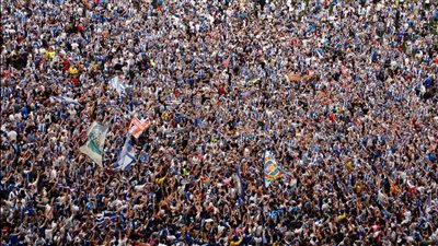 بعد فوز درامي، جماهير إسبانيول تقتحم أرض الملعب للاحتفال بالبقاء في الدوري الإسباني