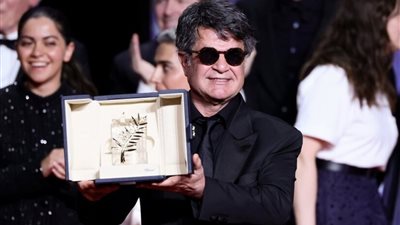 بكاء كيت بلانشيت وجعفر بناهي لحظة فوزه بالسعفة الذهبية في مهرجان كان (فيديو)