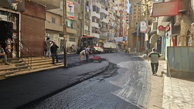 استكمال أعمال الرصف بشوارع حي غرب أسيوط ضمن الخطة الاستثمارية