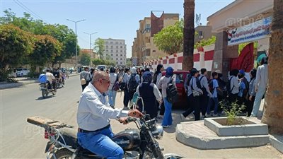 بالموتوسيكلات، دخول طلاب ثانية ثانوي لأداء امتحان الرياضيات بالأقصر (فيديو)