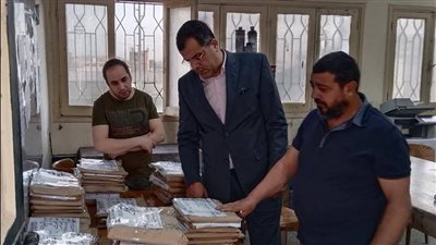 وكيل تعليم دمياط يتفقد الانضباط داخل لجان امتحانات النقل بميت أبو غالب (صور)