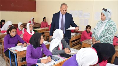 مدير تعليم بورسعيد يتابع امتحانات صفوف النقل بمدارس بحر البقر (صور)