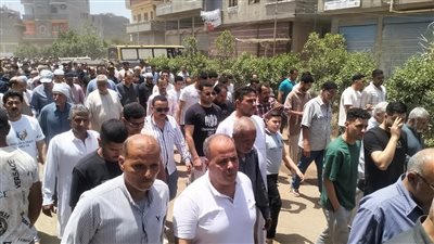 رئيس مدينة الجمالية يتقدم جنازة الشيخ السيد سعيد (صور)