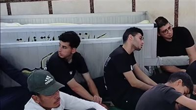 الحزن يسيطر على أحفاد الشيخ السيد سعيد أثناء انتظار الصلاة على جثمانه بالدقهلية