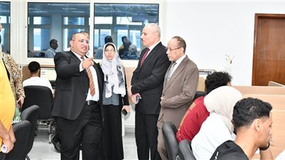 رئيس جامعة القناة يتابع سير الاختبارات الإلكترونية بكلية الصيدلة (صور) 