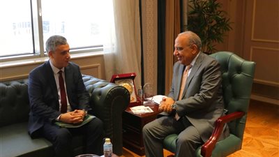 وزير الكهرباء يبحث مع سفير الجزائر الاستفادة من خبرات الشركات المصرية في تطوير الشبكات