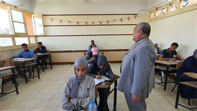 وكيل تعليم الأقصر يتفقد سير امتحانات الفصل الدراسي الثاني (صور)