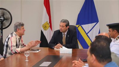محافظ دمياط يناقش تنظيم ومواعيد دخول سيارات البضائع إلى رأس البر 