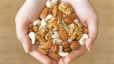 أضرار الإفراط في تناول المكسرات