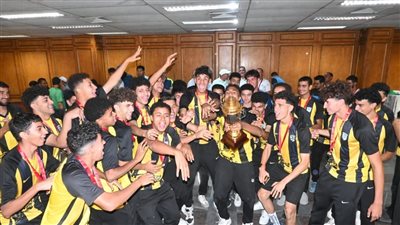 المقاولون يكرم فريق 2006 أبطال القاهرة ويهدي كأس البطولة للمشرف على الكرة