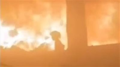 طفلة تحاول الهروب من النيران بعد قصف الاحتلال الإسرائيلي مدرسة مكتظة بالنازحين في غزة (فيديو)