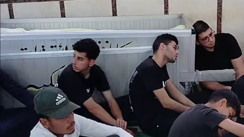 الاحفاد حول جثمان