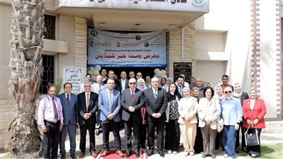 رئيس جامعة المنصورة يفتتح معرضا خيريا للملابس