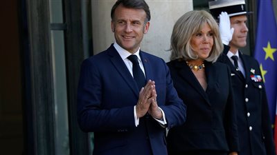 ماكرون يتلقى صفعة من زوجته على متن الطائرة الرئاسية (فيديو)