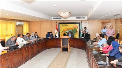 توفير فرص عمل ورعاية صحية في لقاء محافظ الفيوم بالمواطنين 