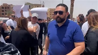  أول ظهور لـ عمرو شقيق أحمد الدجوي خلال تشييع جنازته بمسجد جامعة أكتوبر (فيديو)