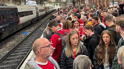 جماهير ليفربول في محطات القطار استعدادا لمسيرة الاحتفال بالدوري (فيديو وصور)