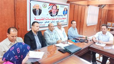 وكيل التعليم بالدقهلية يتابع امتحانات الدبلومات من داخل غرفة العمليات (صور) 