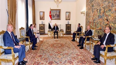 السيسي لوفد رجال الأعمال الأمريكيين: نتطلع لأن تكون مصر مركزًا صناعيا كبيرًا.. إنشاء منطقة صناعية أمريكية بالمنطقة الاقتصادية لقناة السويس.. مستعدون لتقديم كل التسهيلات اللازمة للمستثمرين (فيديو)