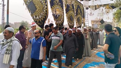 رئيس مركز ومدينة الجمالية يقدم واجب العزاء لأسرة الراحل سلطان المقارئ (صور)