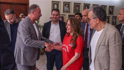 قبل كأس العالم للأندية، السفيرة الأمريكية تزور النادي الأهلي (صور)