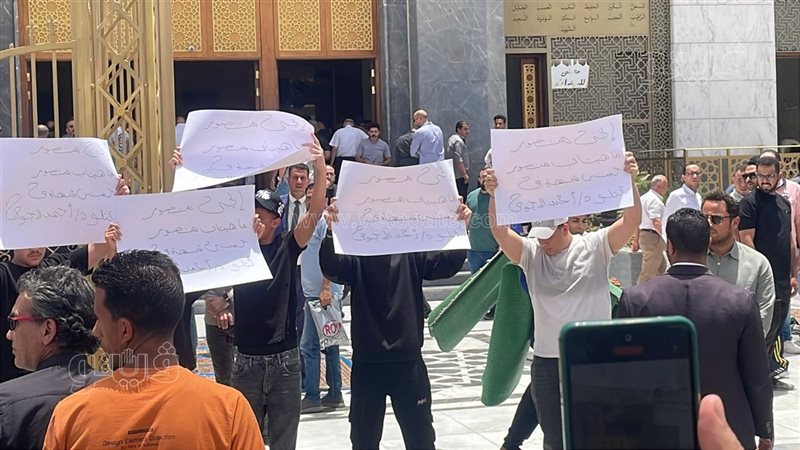 طلاب يرفعون لافتات