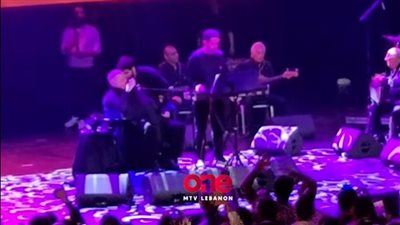 الجمهور يقتحم مسرح حفل جورج وسوف في السويد (فيديو)