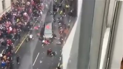 دهس عدد من مشجعي ليفربول خلال موكب احتفالات الدوري وبيان عاجل من الشرطة البريطانية (فيديو)