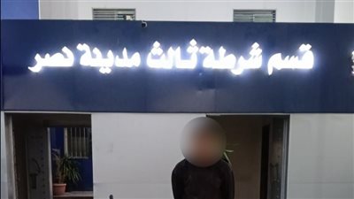 قائد دراجة نارية يتحرش بفتاة ويتعدى عليها في مدينة نصر 