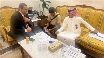 وزير العمل يعلن إنهاء أزمة عمال مصريين مع صاحب عمل سعودي (صور) 