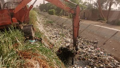 استمرار أعمال التدبيش والتبطين بترعة 