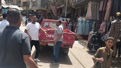انطلاق حملة مكثفة لإزالة إشغالات الباعة الجائلين بشوارع أبوتيج بأسيوط (صور)