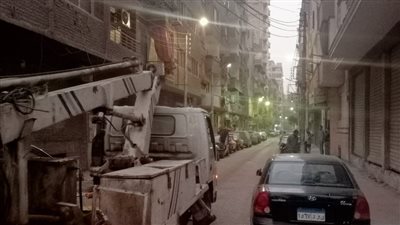صيانة وتركيب كشافات إنارة جديدة بشوارع حي شرق أسيوط
