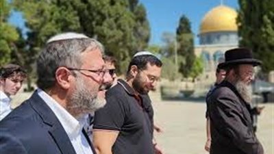 بن غفير يلتقط صورًا تذكارية خلال اقتحام المستوطنين للمسجد الأقصى 