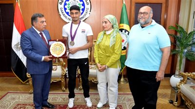 محافظ الدقهلية يكرم بطل أفريقيا في السباحة حاتم أشرف كامل (صور)