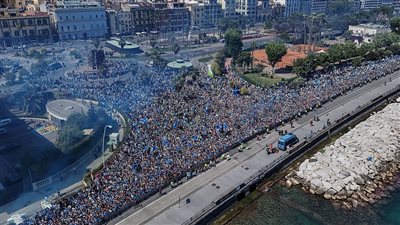 نابولي يحتفل بلقب الدوري الإيطالي بحرا وبرا (صور)