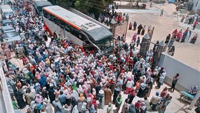 أمام مديرية التضامن، محافظ الوادي الجديد يودّع حجاج الجمعيات الأهلية 