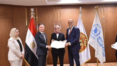 وزير العمل يُسلم شهادات دولية للخريجين من مسئولي التشغيل بمديريات الصعيد