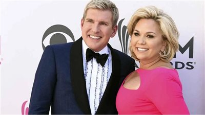 فاجأهم باتصال هاتفي، ترامب يصدر عفوًا عن نجمي تلفزيون الواقع تود وجولي كريسلي (فيديو)