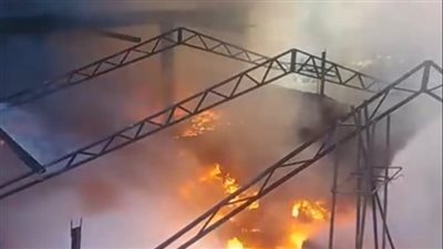 الدخان وصل للسماء، حريق هائل بمخزن بلاستيك في الخانكة والدفع بـ 7 سيارات إطفاء (صور)