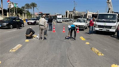تركيب مطبات صناعية ورفع تراكمات القمامة في غرب المنصورة بالدقهلية (صور)