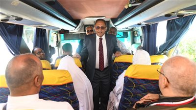 محافظ قنا يودّع فوجا من حجاج الجمعيات الأهلية في أجواء روحانية (صور)