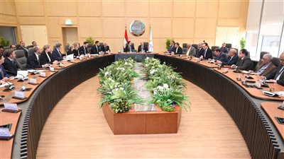 وزير النقل يبحث توطين صناعة الأتوبيسات الكهربائية 